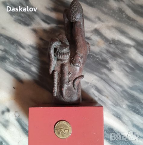 Продавам статуетка ръка с шишарка и животни