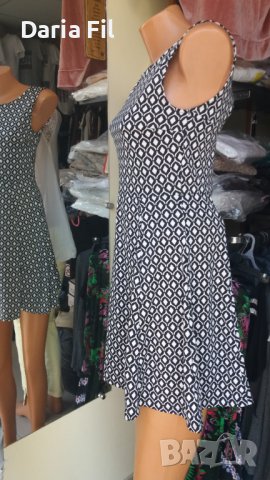 Кукленска рокля в черно-бели шарки с изрязан гръб, снимка 2 - Рокли - 41119124