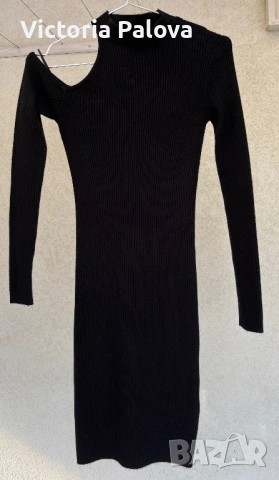 GUESS атрактивна рокля с изрязано рамо и дълги ръкави