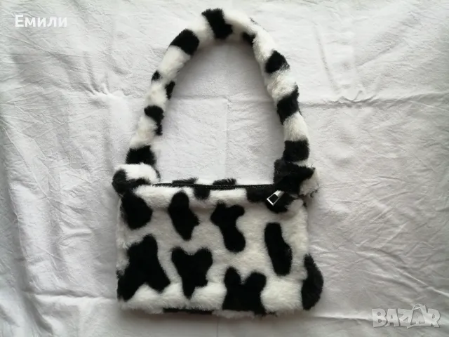 Дамска пухкава малка чантичка с принт кравичка, снимка 6 - Чанти - 48415062