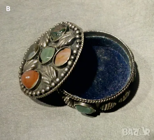 Малка метална кутийка с капаче, снимка 2 - Антикварни и старинни предмети - 49229433