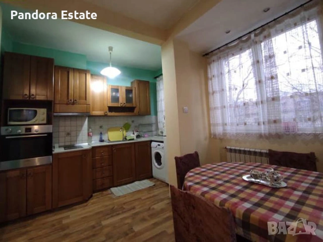 Продава тристаен апартамент в кв. Триъгълника