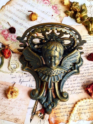 Чугунена поставка за стена