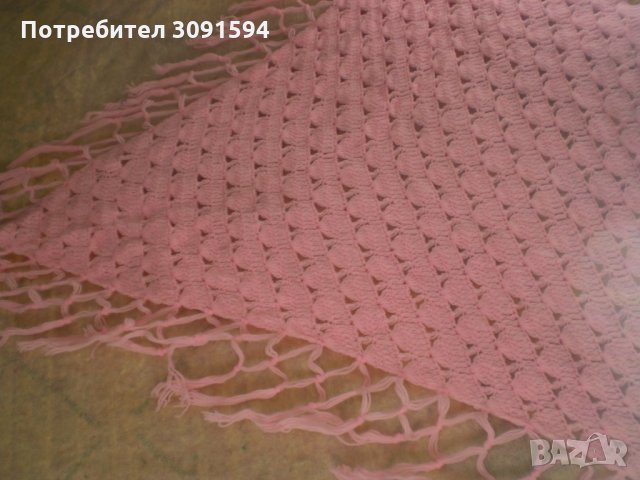 Плетен на една кука розов триъгълен шал, снимка 6 - Шалове - 34544456