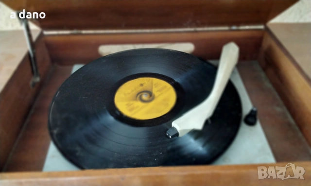 Радио грамофон , снимка 2 - Антикварни и старинни предмети - 53658726