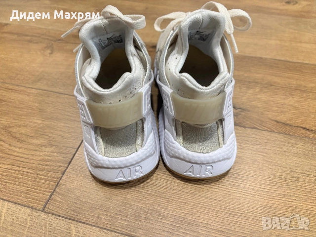 Дамски маратонки Nike Air Huarache бели 37,5 номер, снимка 2 - Маратонки - 52948531