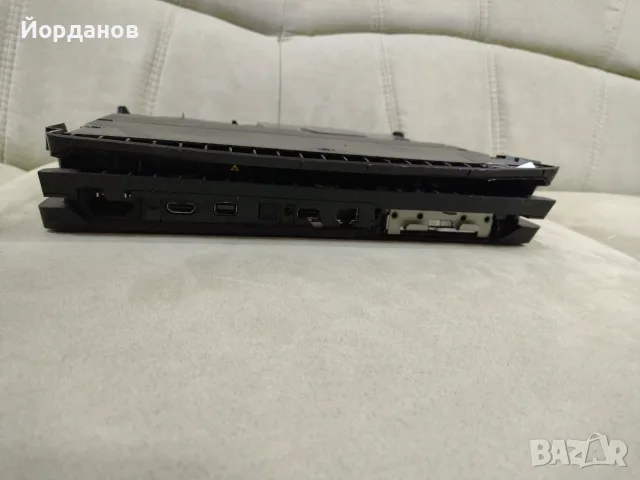 работещ Playstation 4 Pro 1тб. цял за ремонт или части., снимка 3 - PlayStation конзоли - 56004815