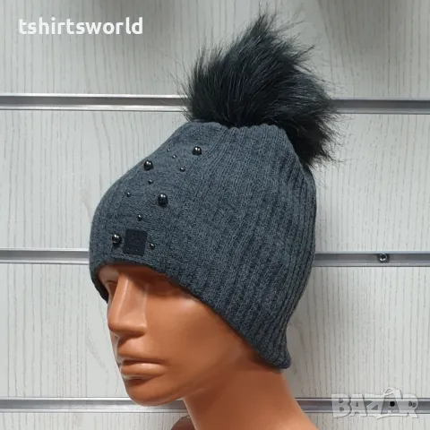 Нова зимна дамска шапка с камъчета в сив цвят с пух/помпон