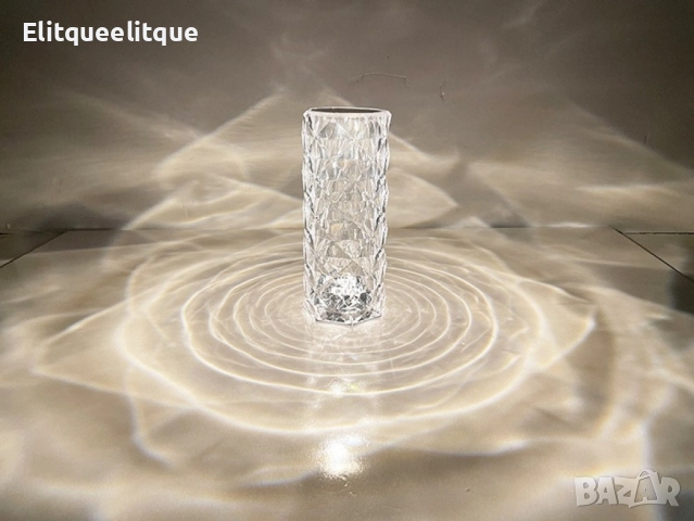 Декоративна настолна лампа.