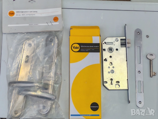 Интериорна брава за врати с дръжки Yale. 