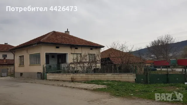 Продава къща с двор 1146кв.м. в с. Скравена