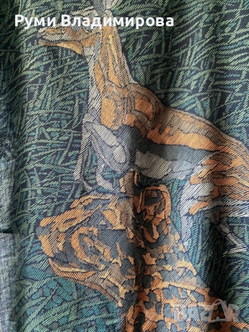 Тъмнозелен шал Revillon Paris с леопардов принт от 70 % вълна и 30 % коприна, снимка 6 - Шалове - 47756237