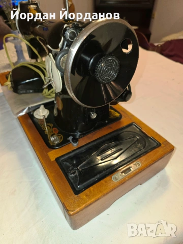 Продавам много запазена   съветска електрическа шевна машина „Класса 2-М” с документи, снимка 4 - Шевни машини - 53100576