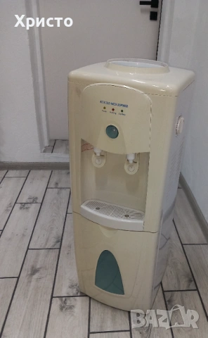 Диспенсър за вода със стерилизатор