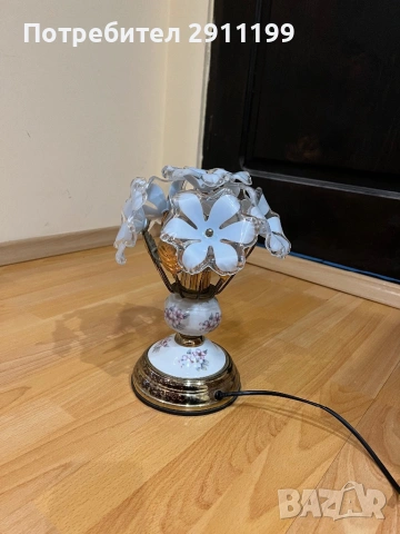 Красива настолна лампа
