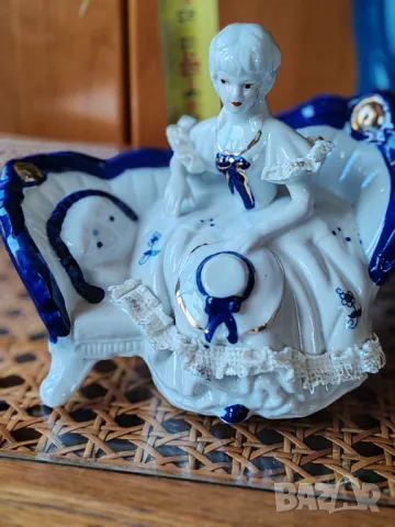 Нежна  Порцеланова статуетка  в синьо бели цветове., снимка 10 - Статуетки - 49030649