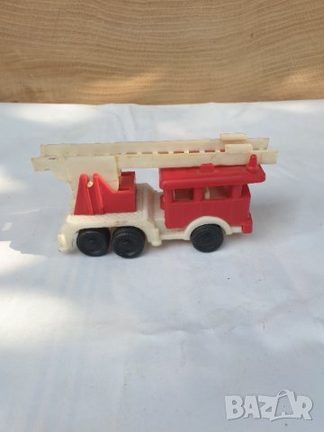 Стара пластмасова играчка -пожарна