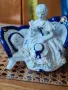  Нежна  Порцеланова статуетка  в синьо бели цветове., снимка 10