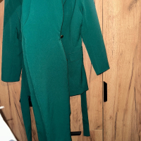 Дамски зелен костюм, снимка 4 - Костюми - 44728478