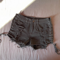 Накъсани деним панталонки с връзки отстрани, снимка 1 - Къси панталони и бермуди - 36356328
