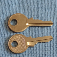 Две ключета за катинар за КОЛЕКЦИЯ ДЕКОРАЦИЯ АРТ ИНСТАЛАЦИЯ 40970, снимка 4 - Други ценни предмети - 44837212