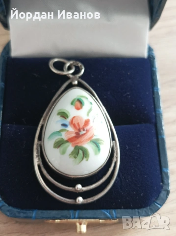 Сребърна висулка с рисуван порцелан 