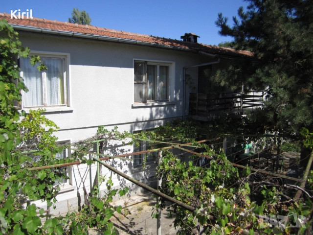 Къща с голям двор в село Мътеница