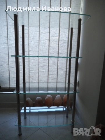 Стъклена етажерка