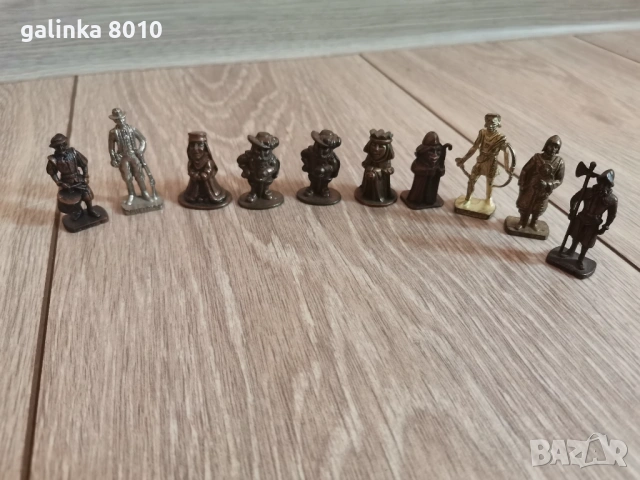 Стари киндер играчки