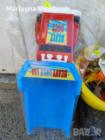 Продавам детски самосвал.