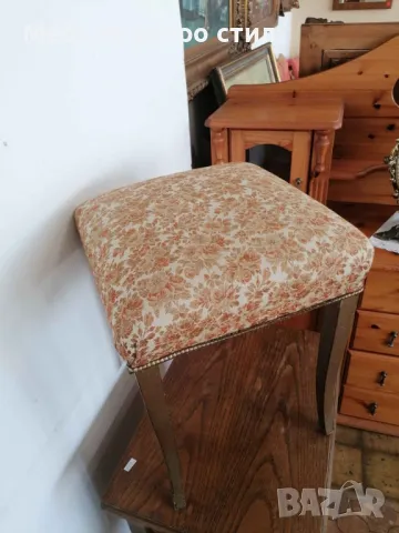 Една прекрасна старинна табуретка, която  е със страхотно красива дамаска. , снимка 6 - Дивани и мека мебел - 49648128