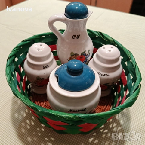 красив порцеланов оливерник в плетен панер и два пластмасови, снимка 2 - Аксесоари за кухня - 53804572