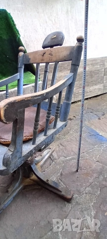 Стар дървен въртящ се бръснарски стол, снимка 13 - Антикварни и старинни предмети - 53865912