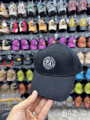 шапки с козирка karl lagerfeld Moncler calvin klein louis vuitton , снимка 2 - Шапки - 50684223