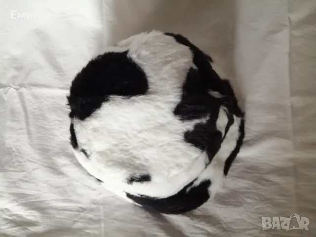 Дамска пухкава шапка с принт кравичка, снимка 11 - Шапки - 48423204