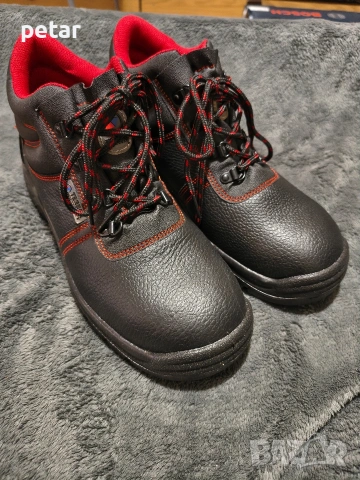 работни обувки номер 42