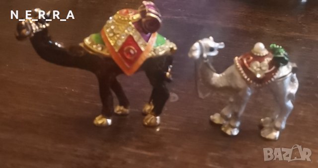 Двойка камили с отварящи се седла