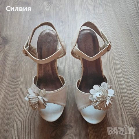 Страхотни кожени бели сандали с бронзови стелки на платформа с цветчета, 38 номер, снимка 3 - Сандали - 53748737