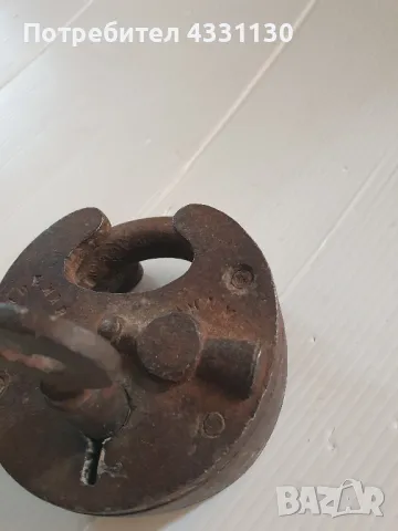 Колекционерски античен оригинален стар железен катинар с ключ , снимка 3 - Антикварни и старинни предмети - 50394472