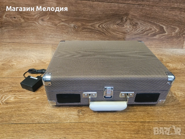 Грамофон в куфарче Crosley Cruiser Deluxe CR8005D – Bluetooth & Vintage Style, снимка 3 - Грамофони - 53778742