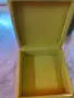 Винтидж кутия за бижута като ново, дървена с жълт ленен плат и флорални мотиви, снимка 8