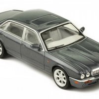 JAGUAR XJ8 X308 1998 - мащаб 1:43 на IXO моделът е нов в PVC дисплей-кейс, снимка 2 - Колекции - 40121388