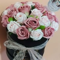 Букет със двайсет и седем сапунени рози в черна луксозна кутия , снимка 3 - Подаръци за жени - 40295463
