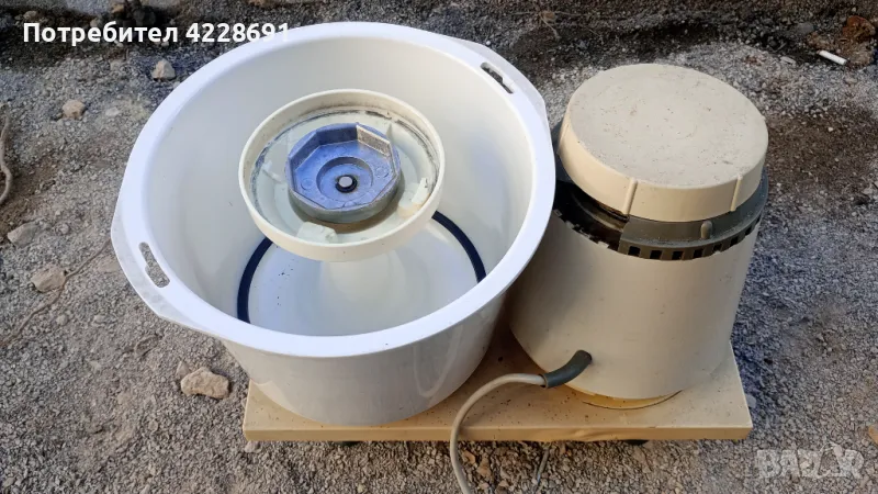 2бр. работещи ретро кухненски уреди -миксер робот и сокоизтисквачка, снимка 1