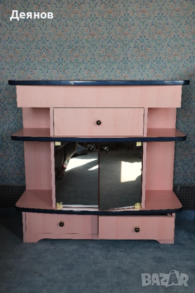  дизайнерски РОЗОВ шкаф. Здрав и масивен. Много запазен., снимка 1