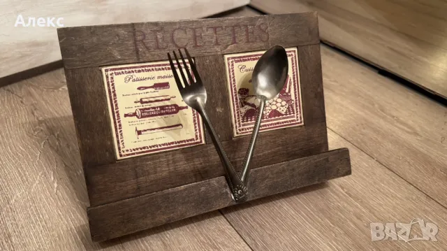Винтидж стойка за готварска книга.