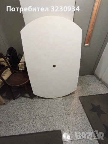 Градинска маса и 4бр.столове.Масата е висока 70см,плота е 100/80см.