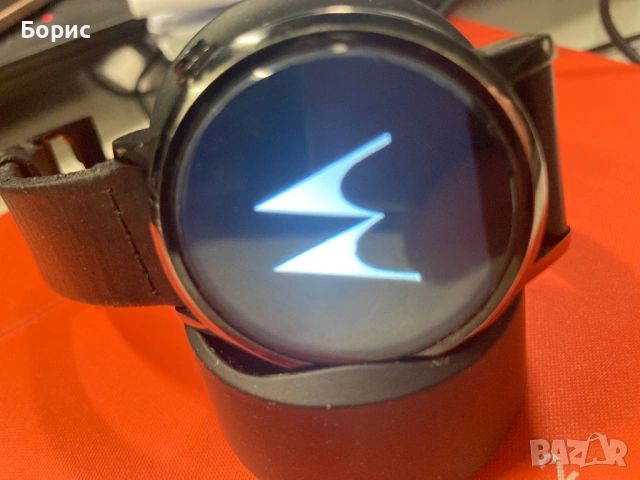 Смарт часовник Motorola Moto 360