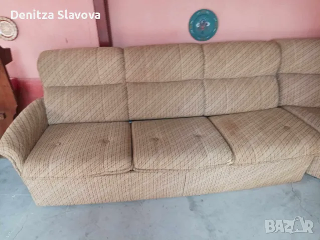 Продавам ъглов диван бежов на цвят.