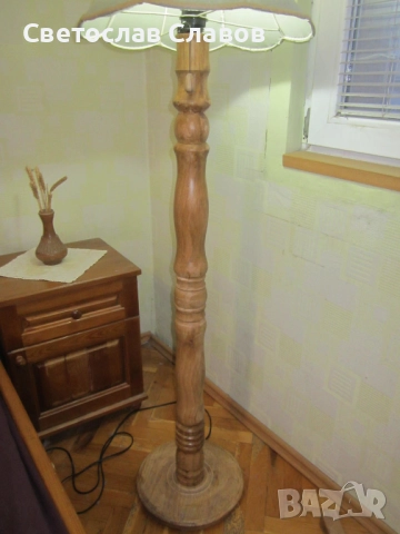 Висок лампион със стойка от стругован дъб и светлозелена шапка  , снимка 3 - Лампиони - 52070268